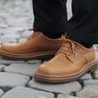 Erhöhungsschuhe für besondere Berufsgruppen: Die besten Modelle für Kellner, Verkäufer und Dienstleister