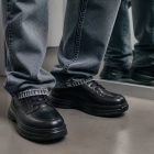 2000 mode: schuhe, die größer machen, im stil der zweitausender geschniegelt